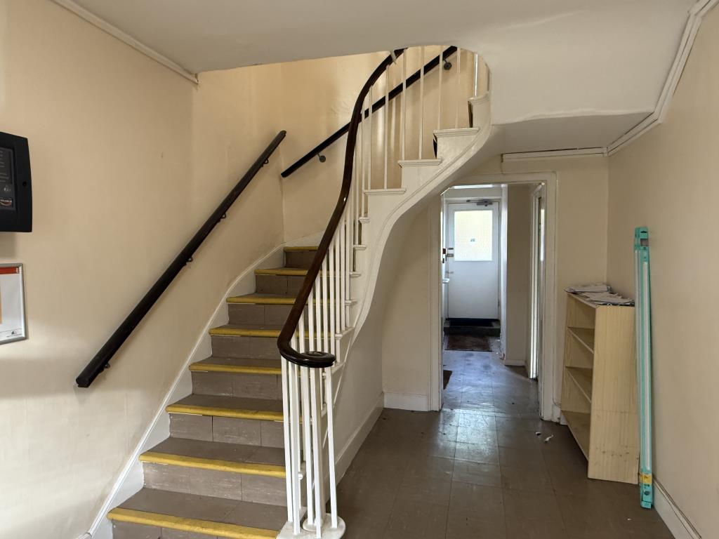 Lot: 111 - SUBSTANTIAL PERIOD PROPERTY ARRANGED AS FOUR FLATS ON A LARGE PLOT WITH REAR FRONTAGE FOR REFURBISHMENT AND WITH POTENTIAL - View Main Entrance Hall of Period House Arranged as Four Flats